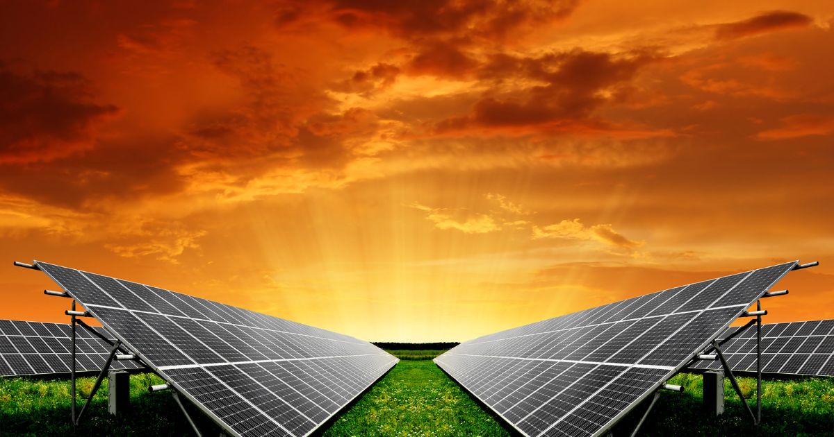 Painéis solares ao entardecer