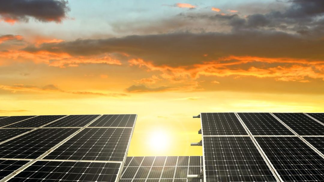 Painéis solares ao pôr do sol